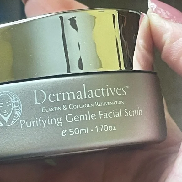 DERMALACTIVES PURIFYING GENTLE FACIAL SCRUB
EXFOLIATING AND HYDRATES MSRP $140 - Picture 2 of 6